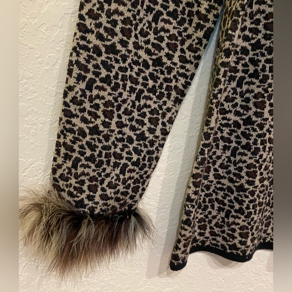 Chico’s Design Leopard Print Long Sleeve Top Fur Trim Around Wrists Size 1, US M - Picture 4 of 8